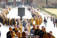 千人に及ぶ僧の列は壮観