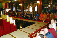 世界各国から参加の仏教徒が一同に会し、世界の平和を祈った